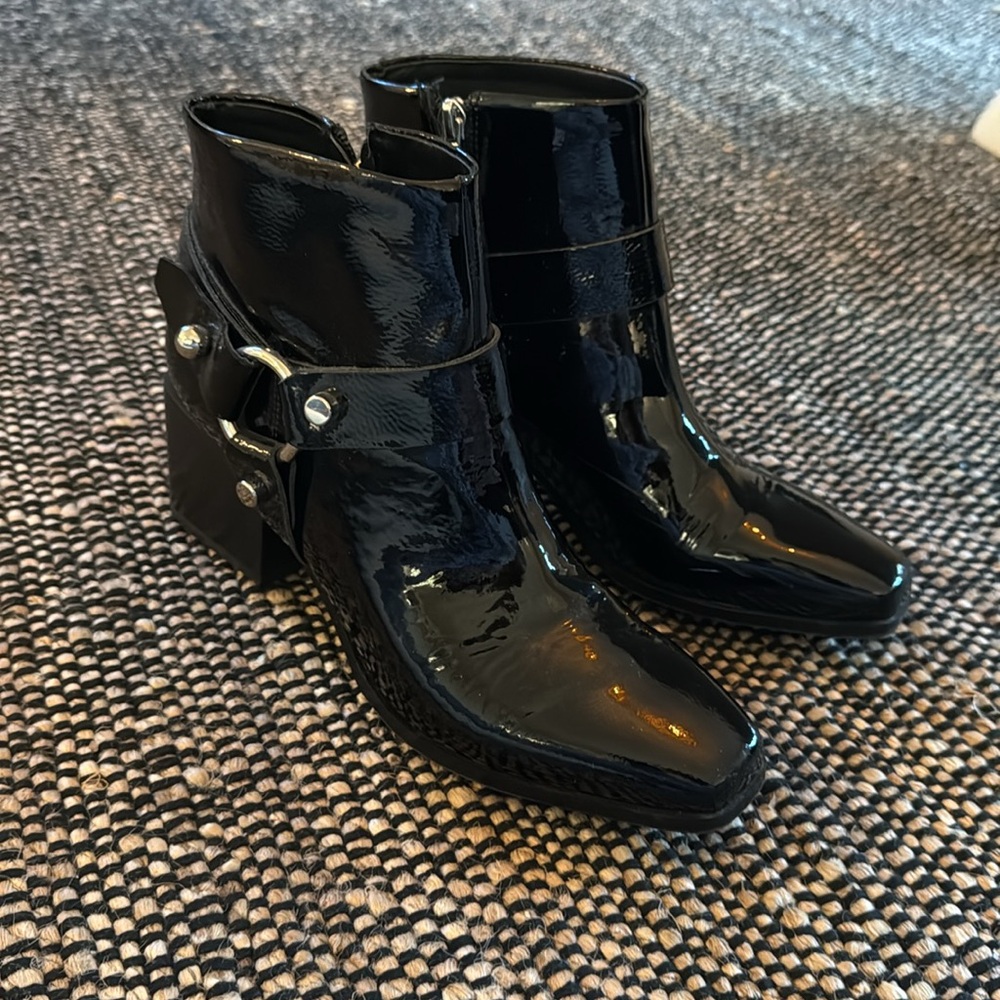 Marc fisher black patent leather moto booties size 8
Barely worn